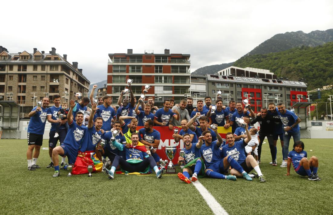 L'Atlètic Club Escaldes, amb la Copa Constitució.