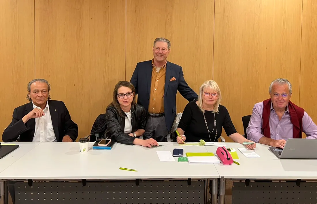 A la taula de repartiment, Zorzano, Paulette Planchette, Irina Palyushok, Ian Adam i Binsted.