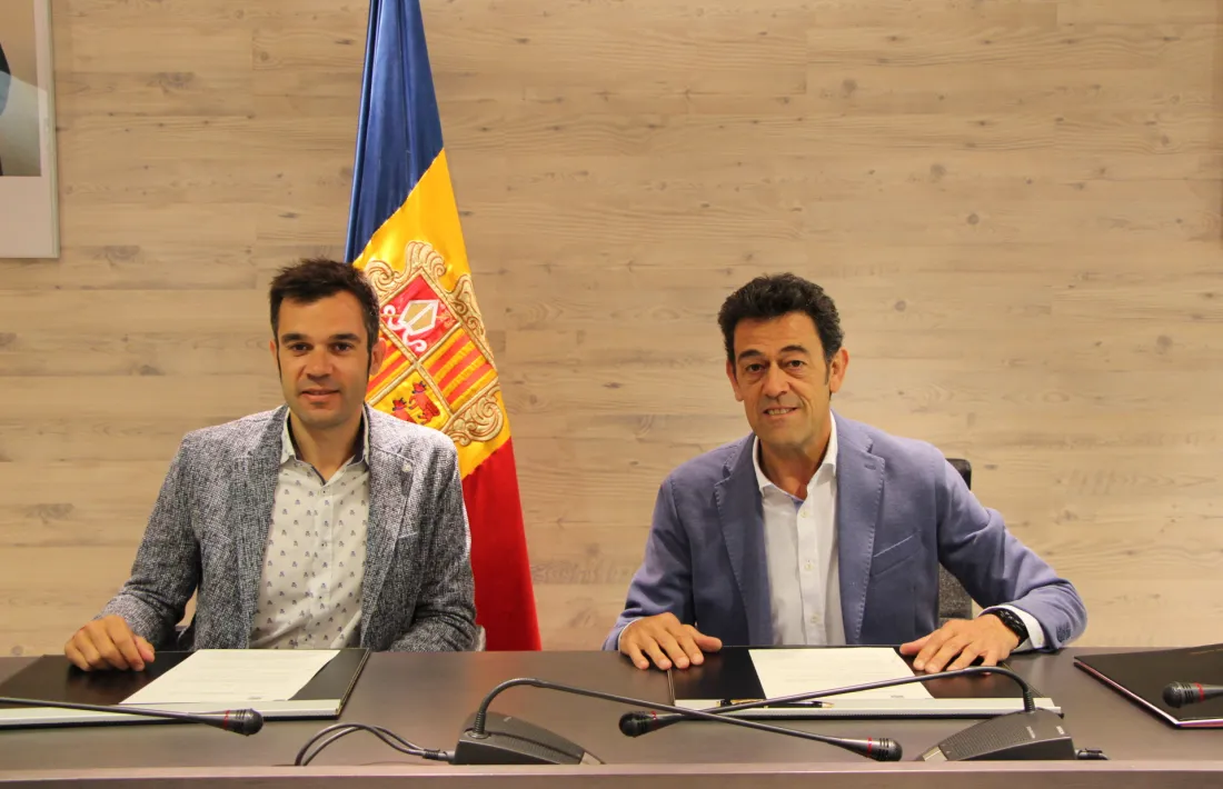 El director general de Nord Andorrà, David Forné, i el cònsol major d'Ordino, Josep Àngel Mortés, durant la signatura del conveni.