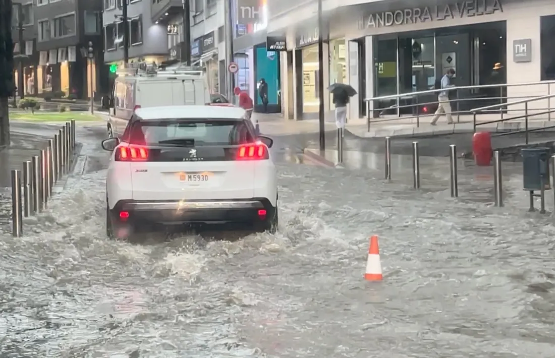 Un vehicle travessa l'immens bassal d'aigua que s'ha format al carrer Doctor Mitjavila de la capital.