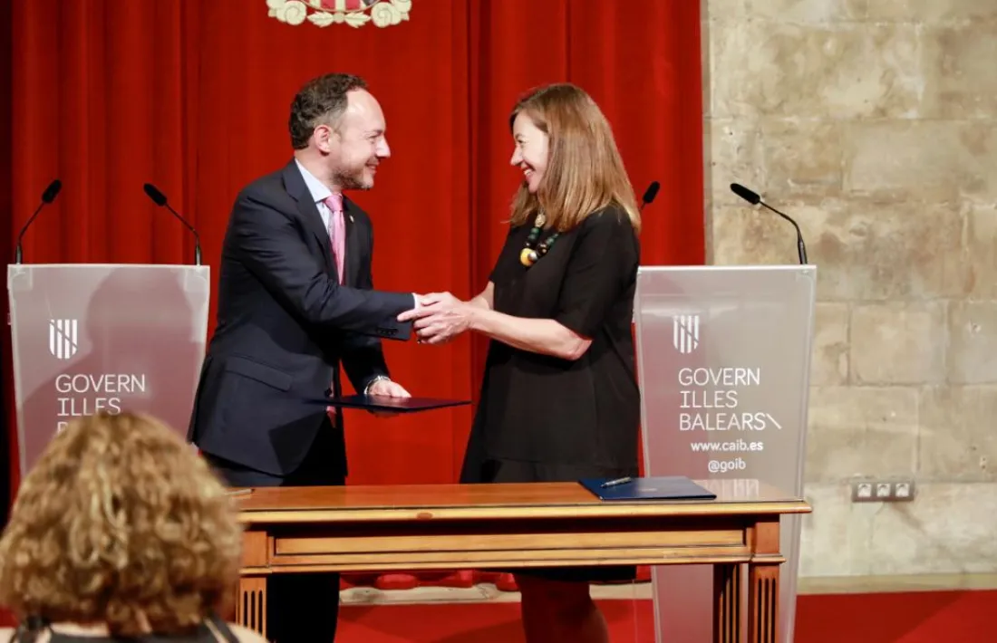 Espot i Armengol signant el protocol de col·laboració al Consolat de Mar, seu del Govern balear.