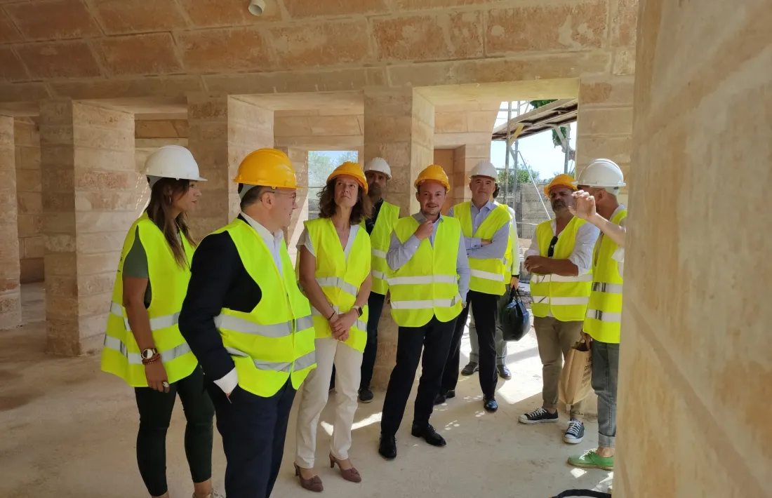 Espot i Calvó durant la visita a la promoció d’habitatge públic de Santa Eugènia.