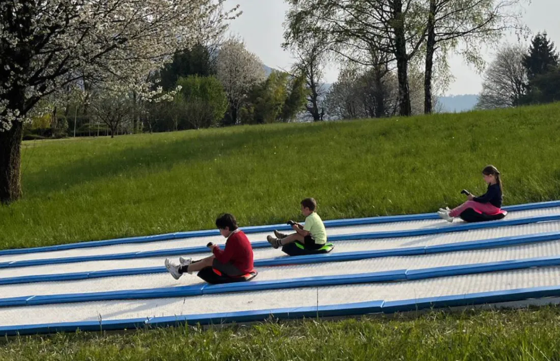 Infants en una de les noves activitats, l'Sklide.