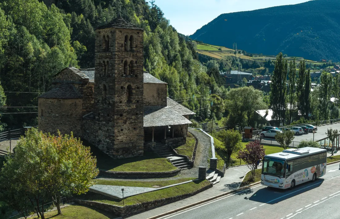 El bus turístic davant l'església de Sant Joan de Caselles a Canillo.