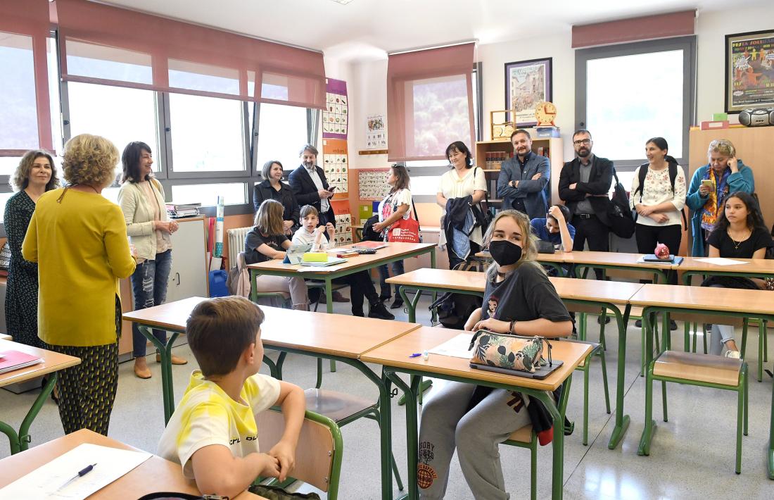 Una de les visites de la delegació de Sèrbia als centres educatius.