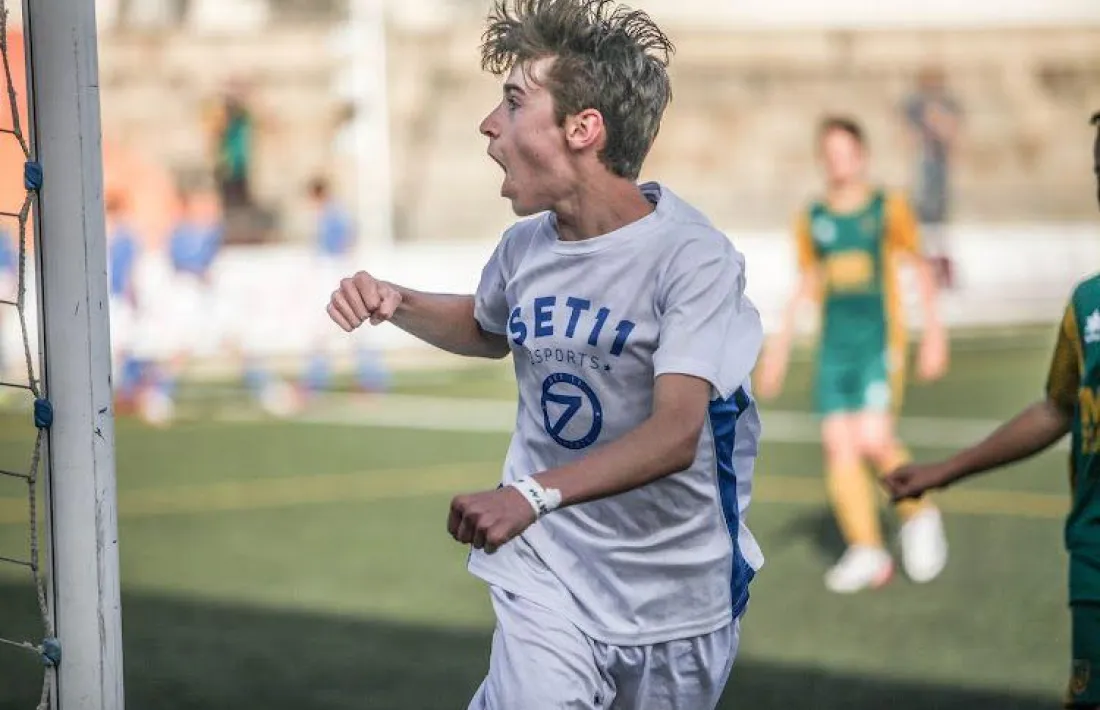 Julen Sánchez, amb el Set 11 que organitza esdeveniments, celebra un dels gols que va marcar en el torneig de David Villa.