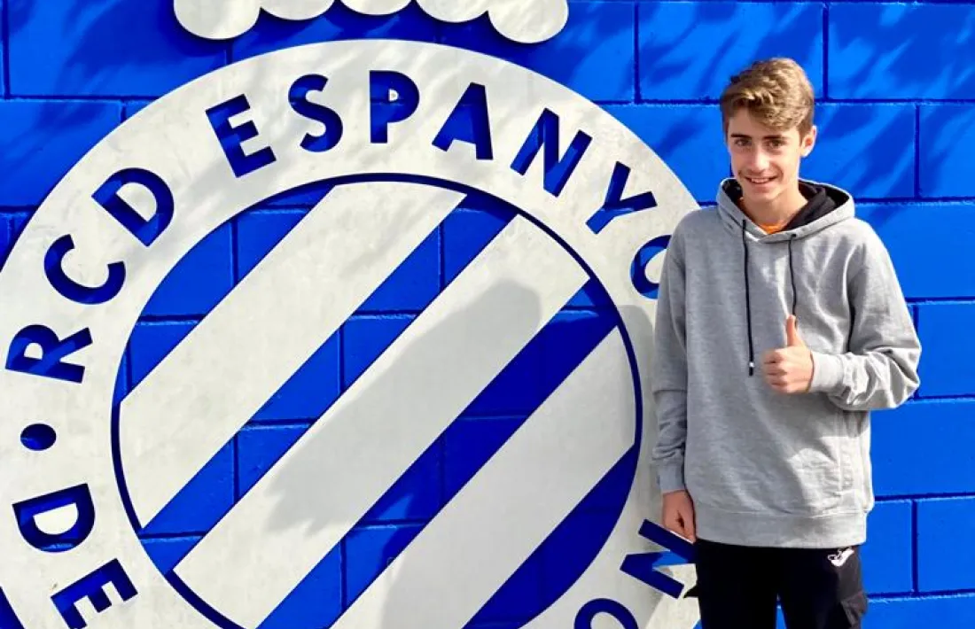 El fill de Juli Sánchez davant de l’escut de l’Espanyol, el seu nou club.