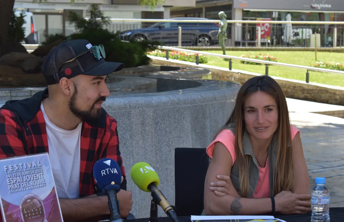 El conseller de Joventut d'Escaldes, Joao Lima, i la coordinadora de l'Alpha Space, Suray Fernández.