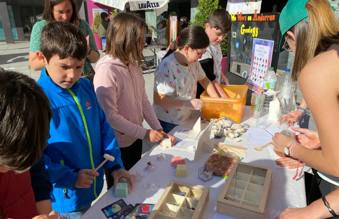 Els futurs mestres han preparat tallers sobre química, canvi climàtic, roques i minerals, alimentació i sobre el sistema solar, i en algunes de les activitats han fet servir la robòtica com a eina d’aprenentatge.