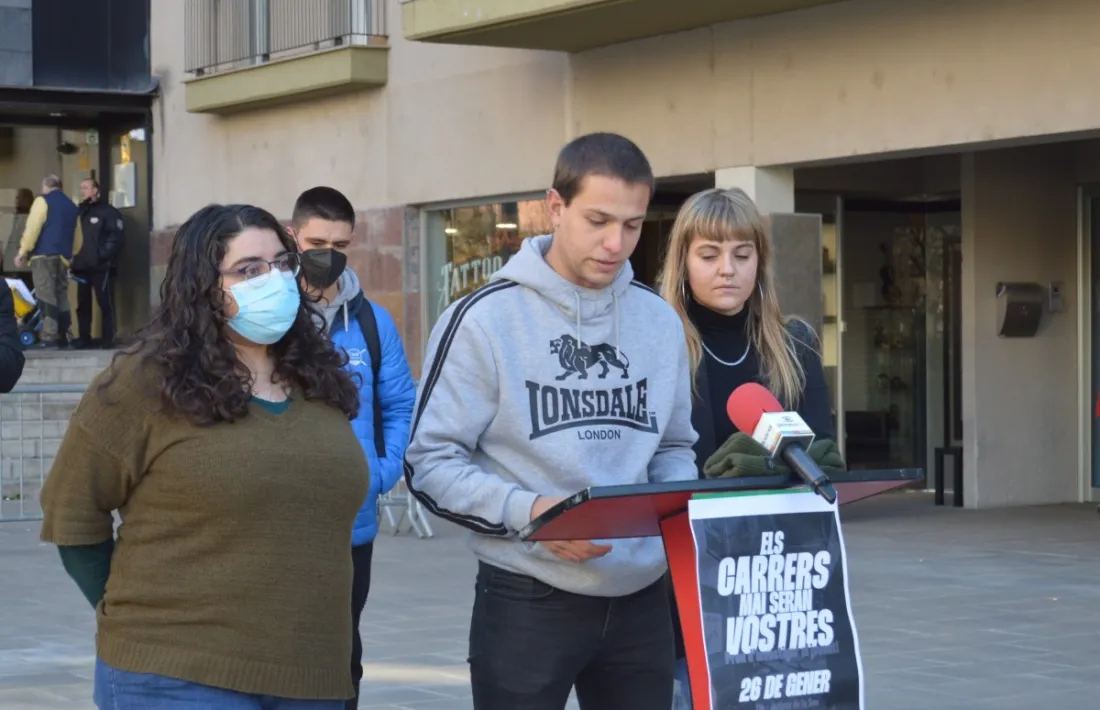 Els dos militants d’Arran, acompanyats per l’advocada (a l’esquerra, amb mascareta), al gener, davant dels jutjats de la Seu. 