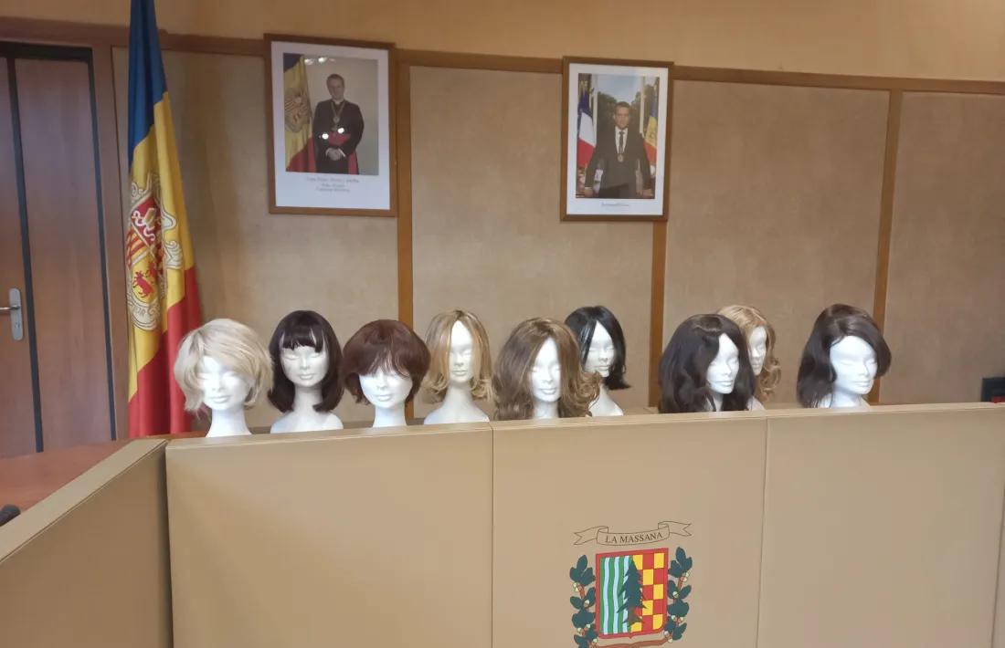 La donació de les noves perruques prové de la recaptació del partit de futbol sala solidari de youtubers.