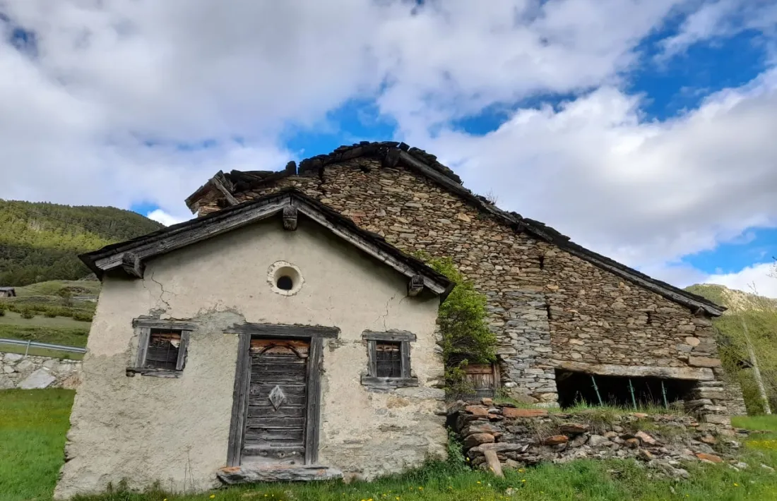 La capella de Sant Pelegrí i l'era, al darrere, l'estructura més deterioriada del cal Call.