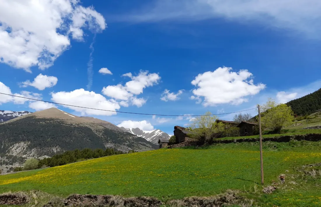 VIsta general de la casa, amb la capella, l'era, l'habitatge i construccions annexs.