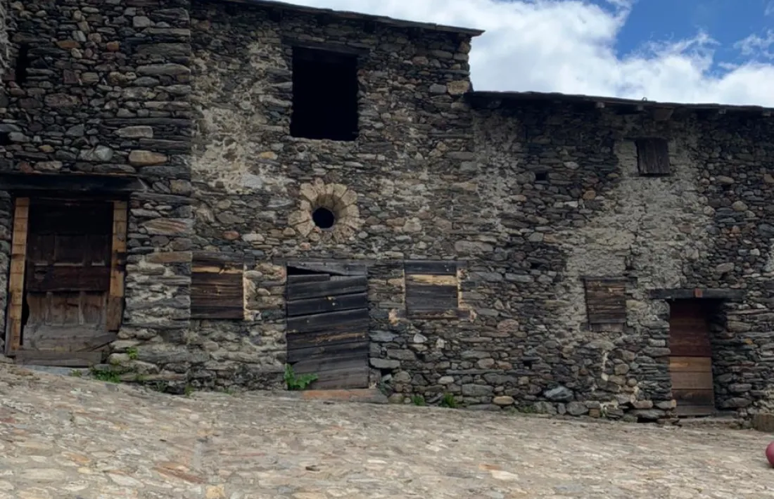 Cal Call del Tarter, amb la capella al centre de la imatge: el rosetó la delata.