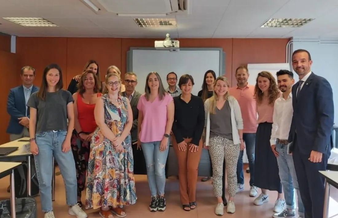 El titular de Turisme, Jordi Torres, amb els participants a la formació.