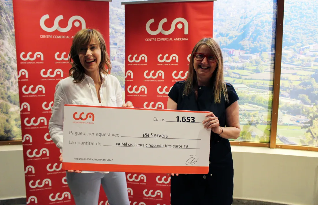 L'entrega del xec de CCA a i&i Serveis.