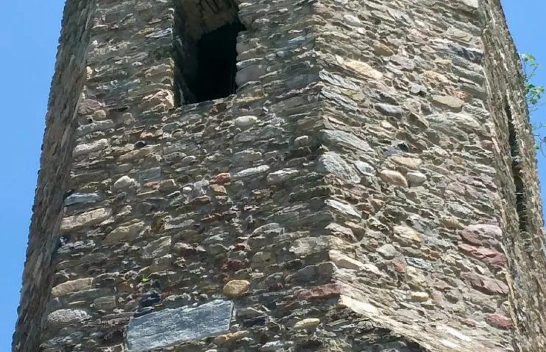 Al cercle, la possible estela romana.