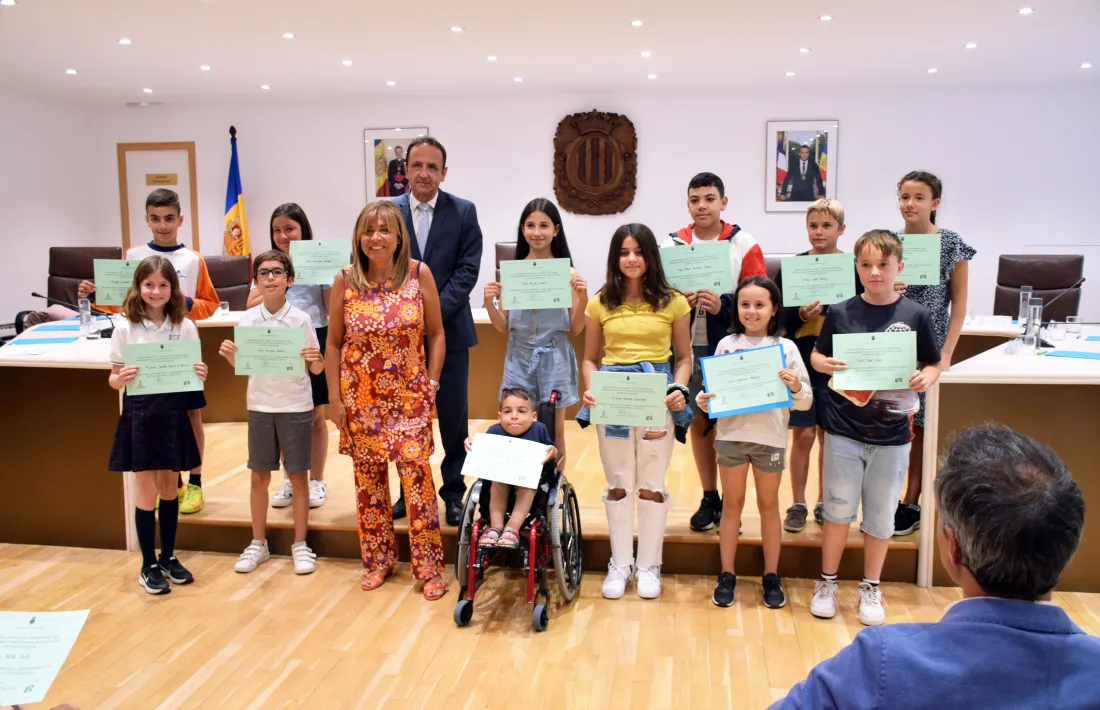 Els joves del Consell d'Infants amb la cònsol major, Conxita Marsol.