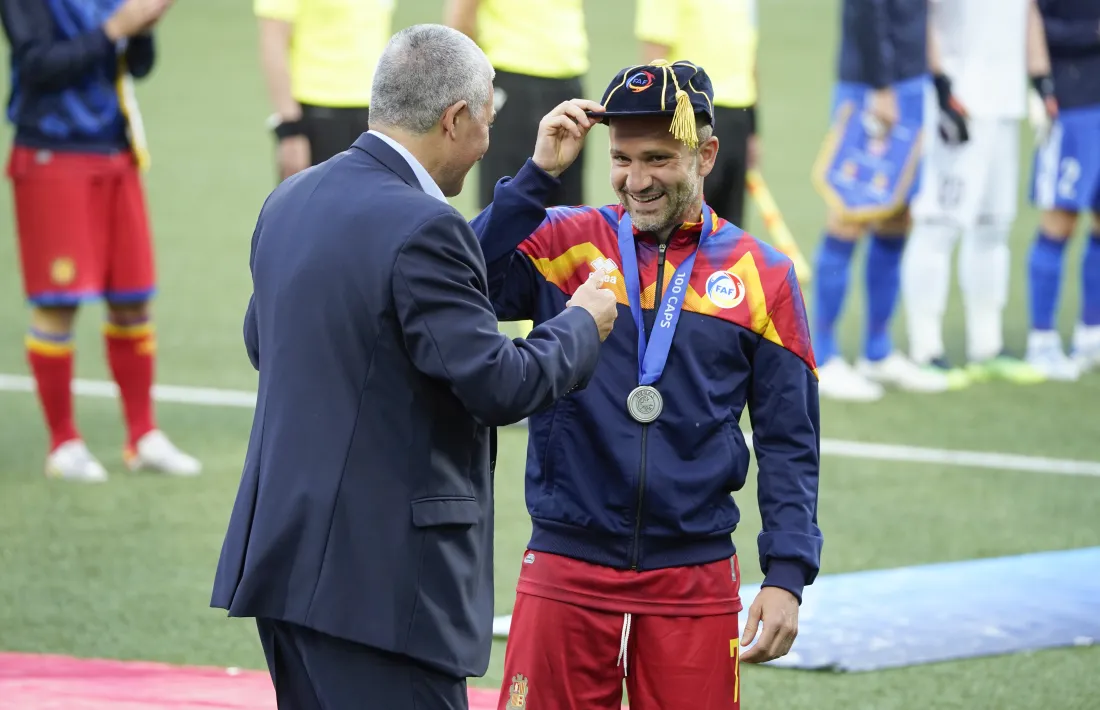 Marc Pujol va rebre la boina del seu actual president, Félix Álvarez.