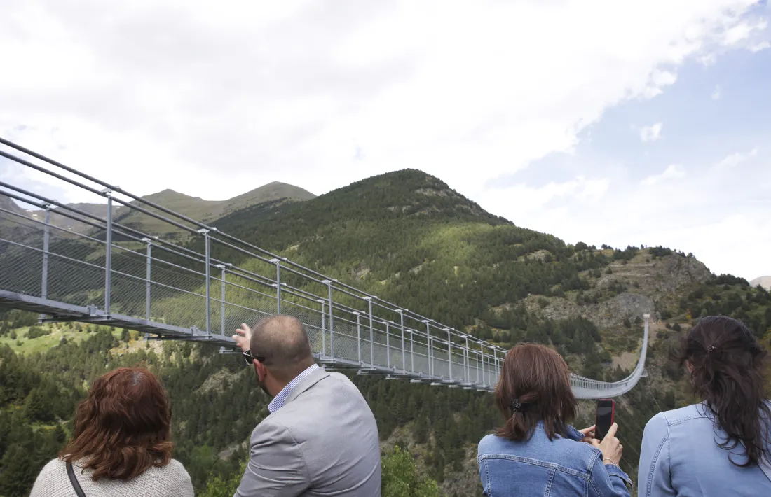 El pont tibetà té 603 metres de llargada i penja sobre la vall a una alçada de 158 metres.