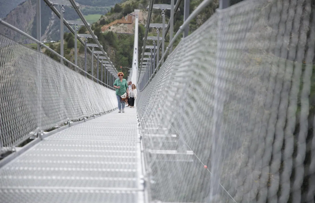 Persones creuant el pont tibetà.