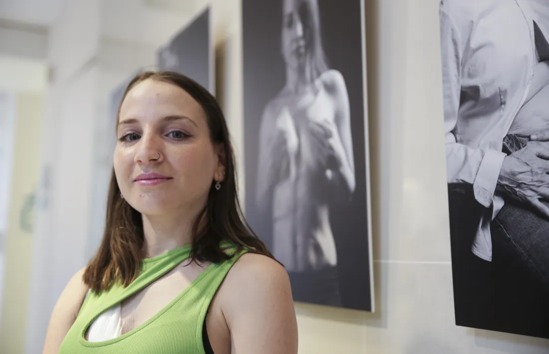 L’escaldenca Celine de Barros, doble trasplantada de fetge i ronyó, protagonitza el cartell de l’exposició.