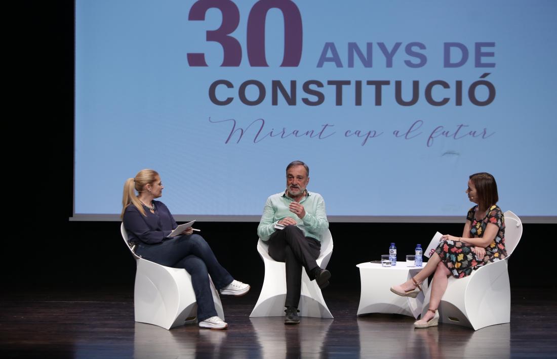 Marc Vila, entre Noemí Rodríguez i Marta Pujol, ahir al teatre de Les Fontetes.