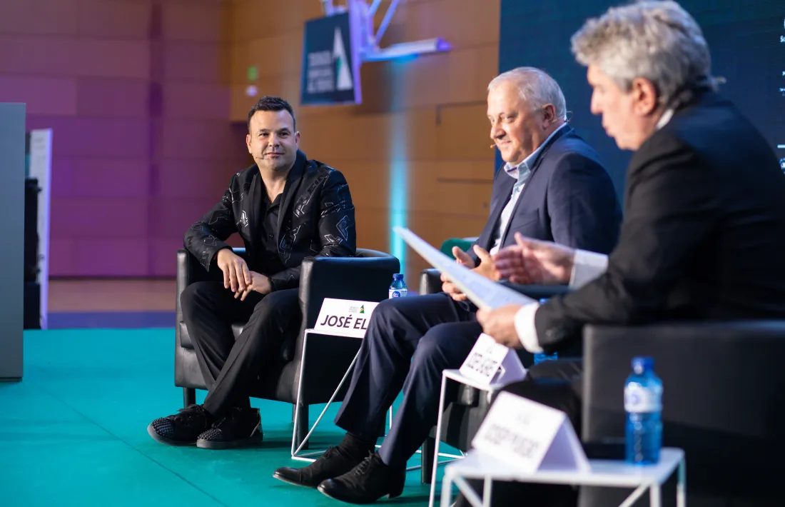 José Elías, a l’esquerra de la imatge, compartint el debat inaugural amb Josep Lagares. D’esquena, el periodista Josep Puigbó, que moderava la intervenció.