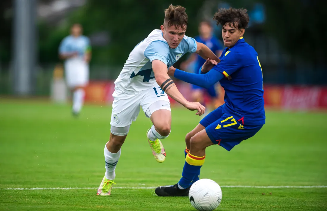 Adrian Gomes defensant Illenic.