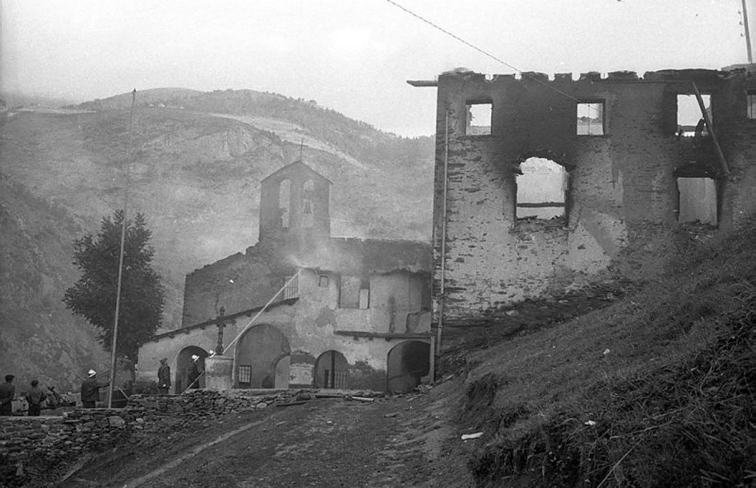 el santuari vell la matinada del 9 de setembre del 1972, després del devastador incendi. La campana avui a Ordino és la que va caure al sòcol de l’espadanya