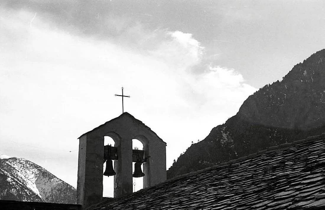Les dues campanes a l'espadanya del santuari vell de Meritxell, 1955.