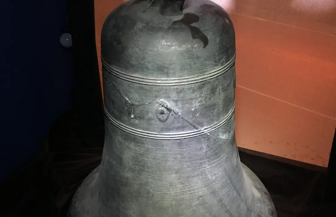 la firma del fonedor, “DeVs me (...) it”, que Lizarte interpreta com a “Despuic me fecit”.