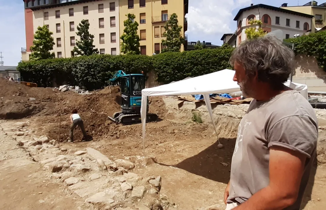 L'arqueòleg, Òscar Augé, mostra la contundent muralla.
