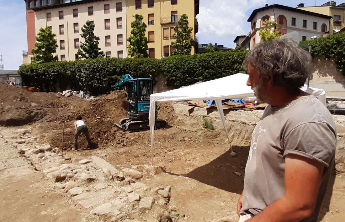 L'arqueòleg, Òscar Augé, mostra la contundent muralla.