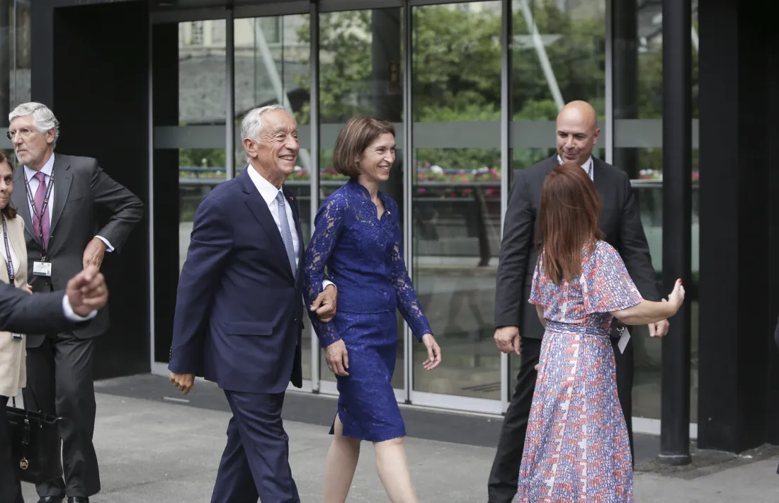 El president portuguès, Marcelo Rebelo de Sousa, i la titular d’Afers Exteriors, Maria Ubach, dirigint-se al Centre de Congressos.