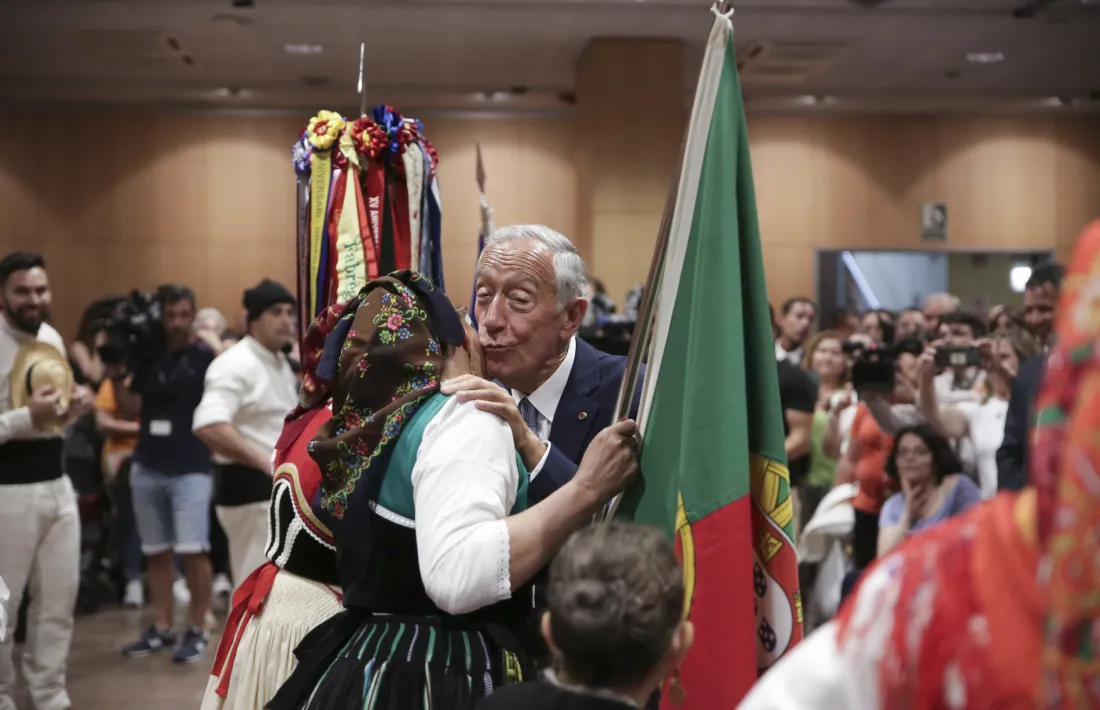Rebelo de Sousa saluda els integrants de les associacions.