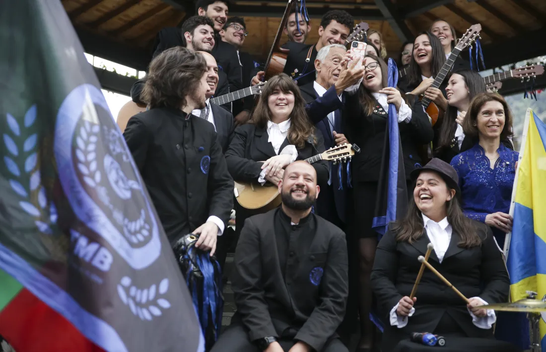 El president portuguès amb la Tuna Universitària de Bragança.