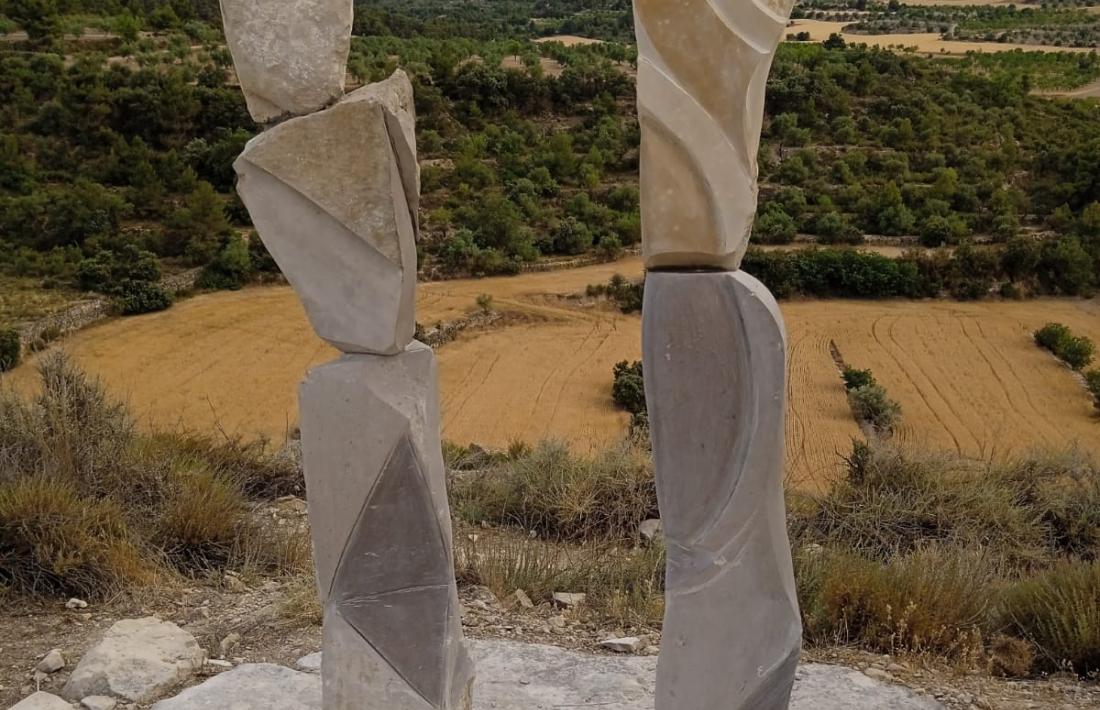 Les dues fites, ja acabades, al mirador de Sant Joan