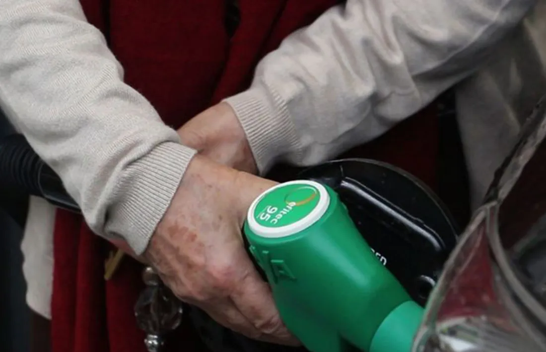 Un ciutadà omplint el dipòsit del cotxe.