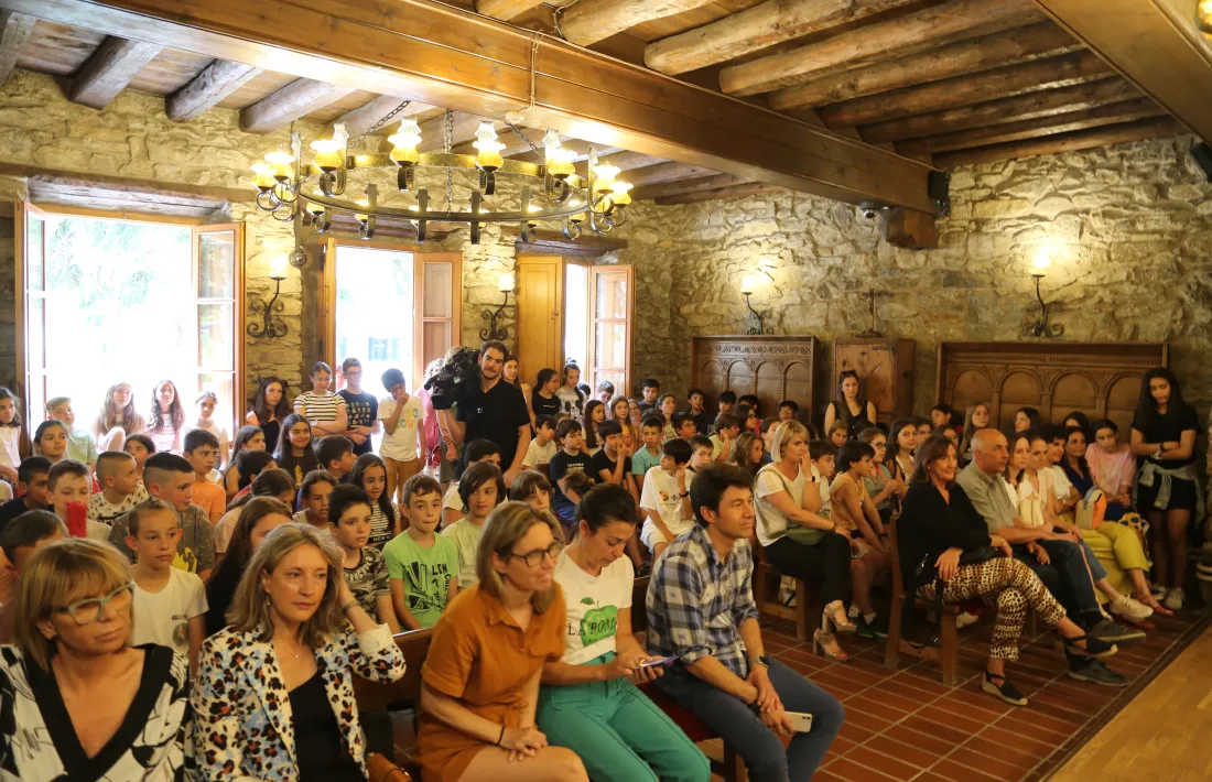 Feia dos anys que la Casa Comuna no estava plena de gom a gom.