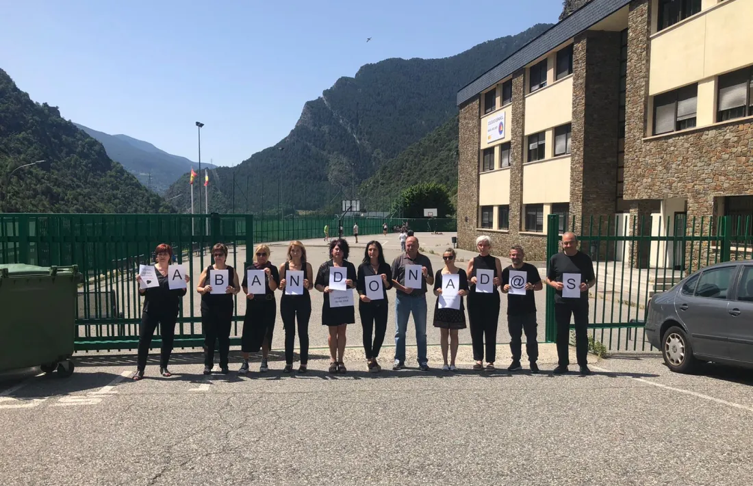 Un instant de la protesta dels treballadors del Col·legi María Moliner.