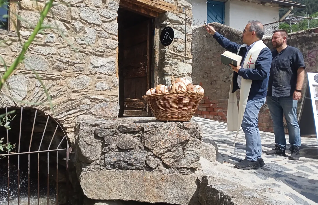 Mossèn Toni Elvira va beneir les obres i el pa de sègol amb la marca de casa Guiilem que es va repartir als assistents.