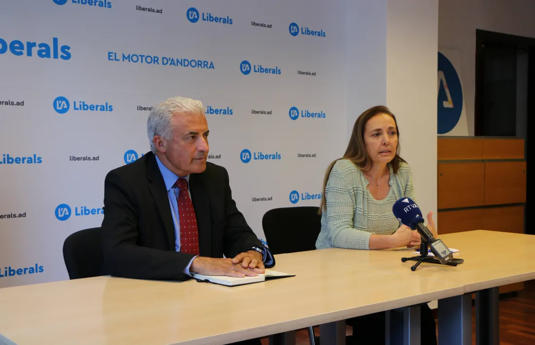 Josep Maria Cabanes, candidat a les eleccions, i Maribel Lafoz, secretària general de L’A.