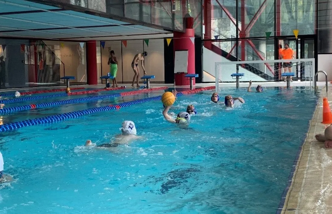Uns joves fent waterpolo.