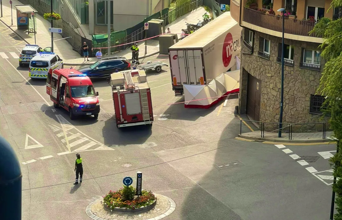 La rotonda de l'avinguda de Santa Coloma preocupa als veïns de la zona.