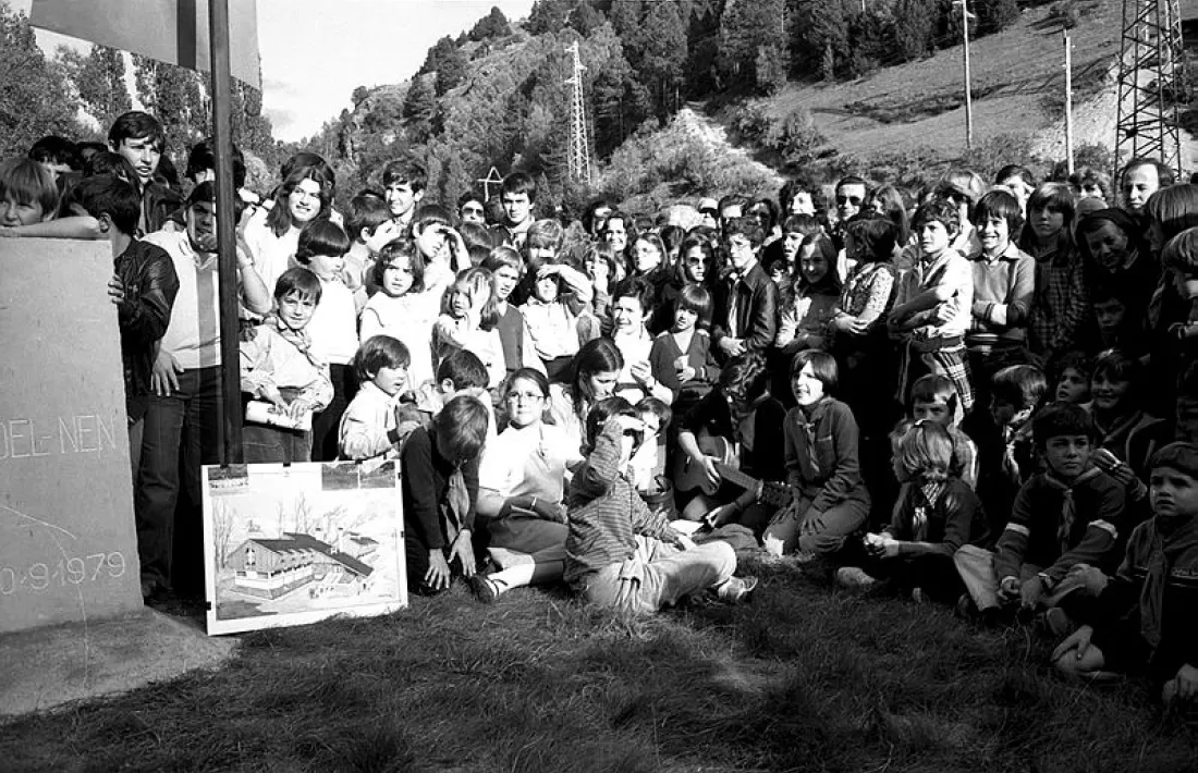 La primera pedra d’AINA, a l’esquerra, es va col·locar el 3 de setembre del 1979 al prat de Sant Joan.