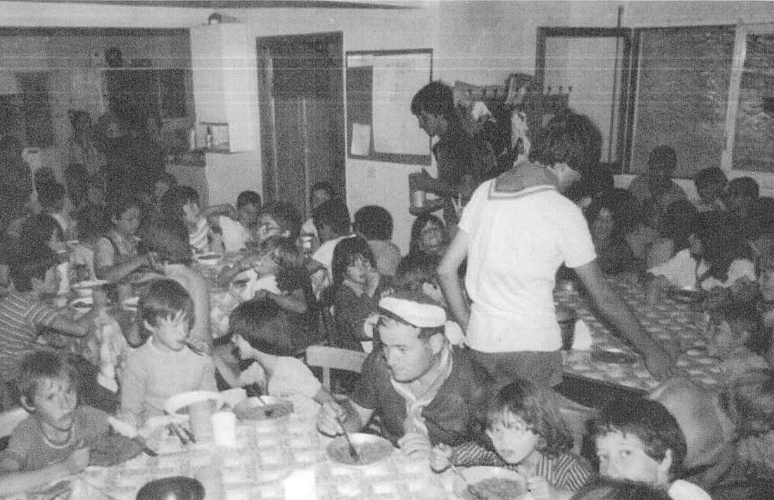 Mossèn Ramon, al centre, al menjador del casal Sant Serni, a la rectoria, antecedent directe d’AINA entre el 1975 i el 1982.