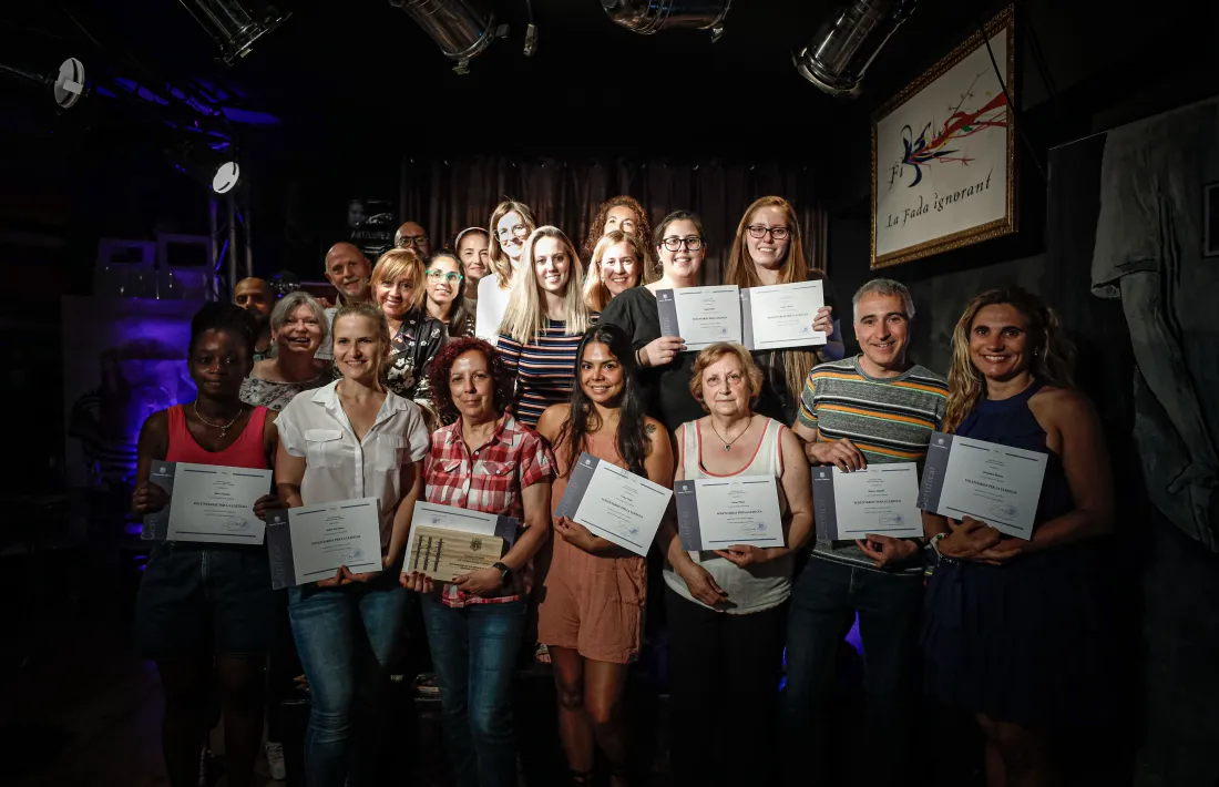 Alguns dels participants del voluntariat per la llengua, aquesta tarda al cafè-teatre La Fada Ignorant.