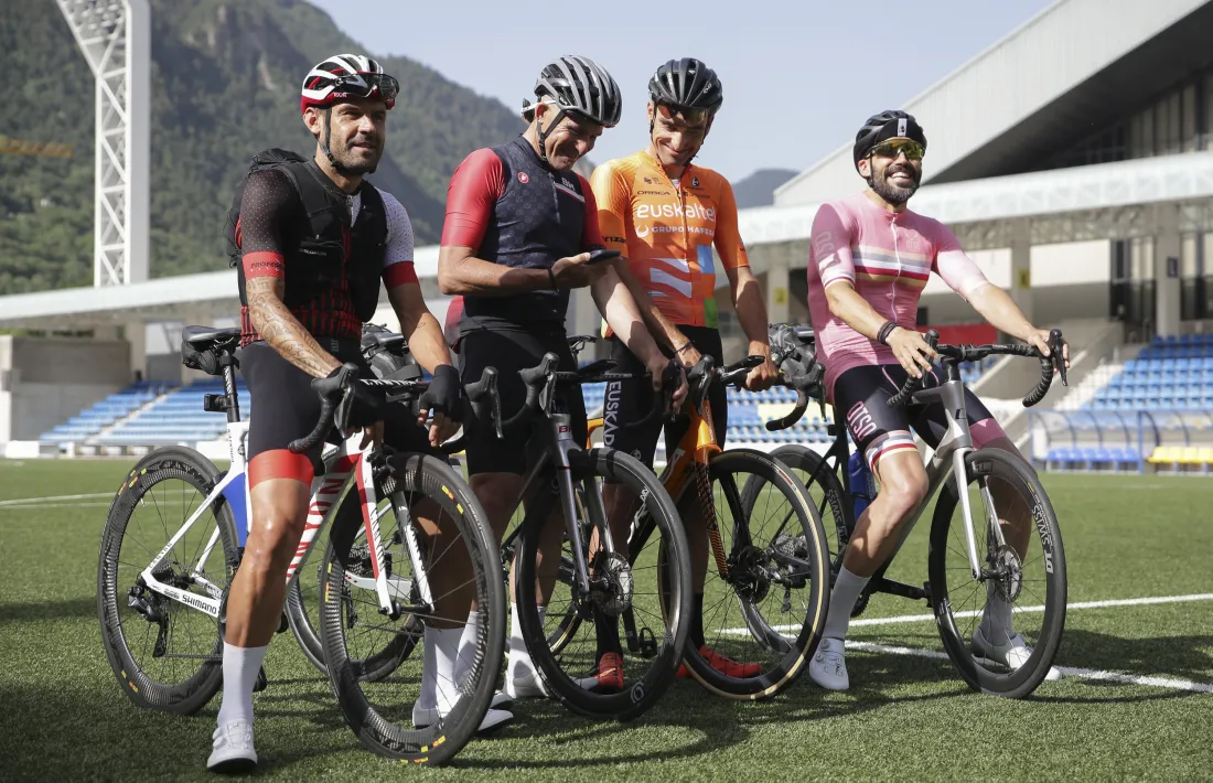 Eder Sarabia, el primer per la dreta, abans de sortir camí de San Mamés.