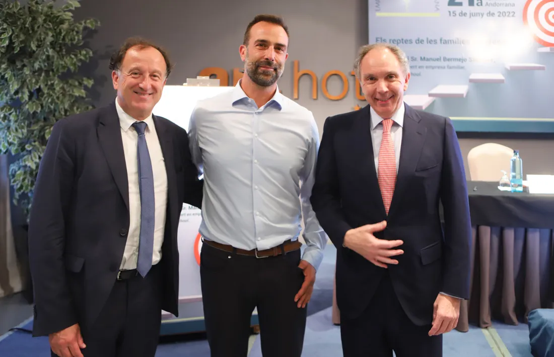 El nou president de l'EFA, Daniel Armengol, amb el fins ara president, Francesc Mora, i el secretari general, Joan Tomàs.